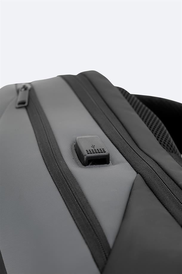 Gri Usb Kablo Giriş Ve Kilit Sistemli Sırt Çantası