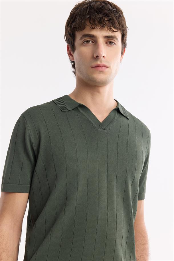 Haki Düğmesiz Polo Yaka Boyuna Ajur Desenli Rayon Triko T-shirt