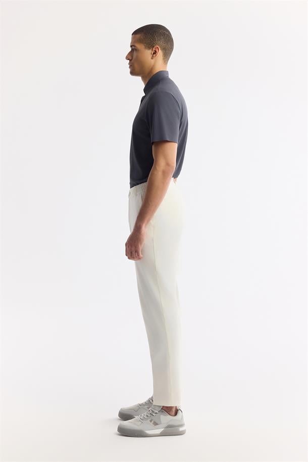 Kırık Beyaz Yanı Lastikli Teknik Kumaş Nora Slim Fit Pantolon