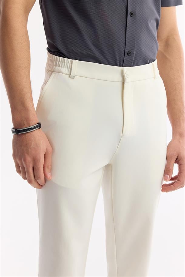 Kırık Beyaz Yanı Lastikli Teknik Kumaş Nora Slim Fit Pantolon