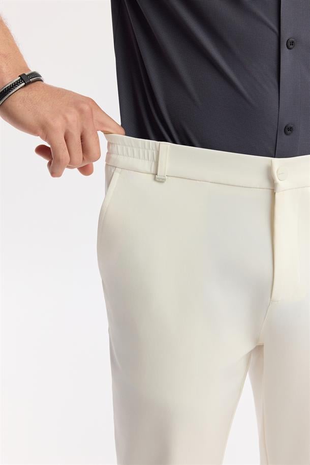 Kırık Beyaz Yanı Lastikli Teknik Kumaş Nora Slim Fit Pantolon