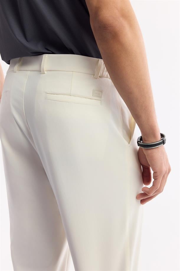Kırık Beyaz Yanı Lastikli Teknik Kumaş Nora Slim Fit Pantolon