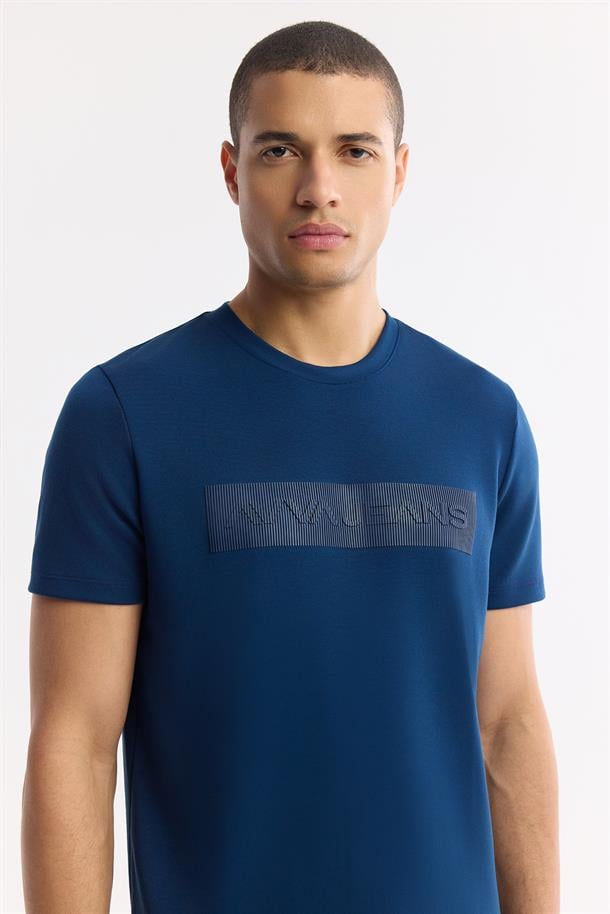 Petrol Mavi Bisiklet Yaka Enjeksiyon Baskılı İnterlok T-Shirt