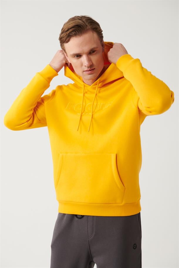 Sarı Kapüşonlu Yaka Süzene Nakışlı Şardonlu 3 İplik Kanguru Cepli Regular Fit Standart Kesim Sweatshirt