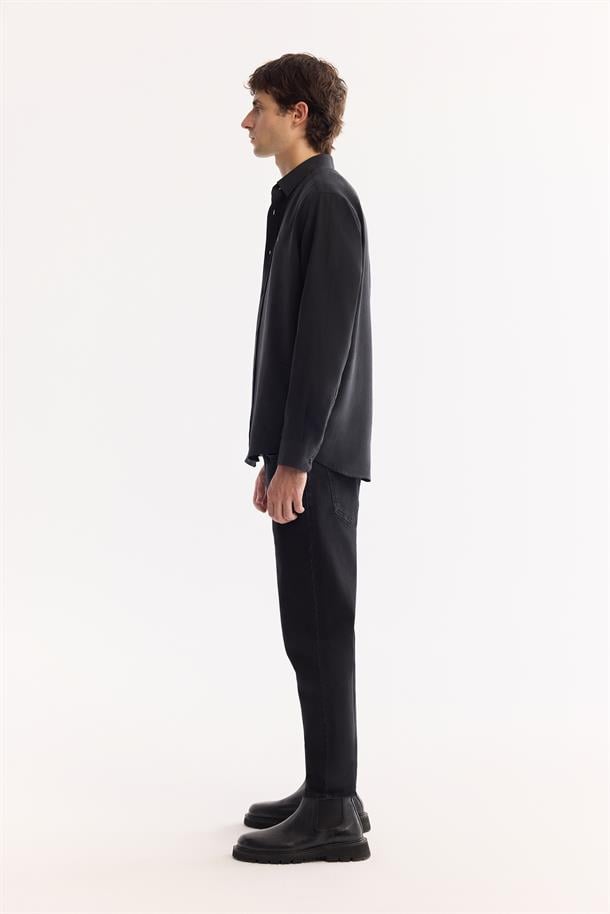 Siyah Alttan Britli Yaka Regular Fit Tencel Karışımlı Uzun Kollu Gömlek