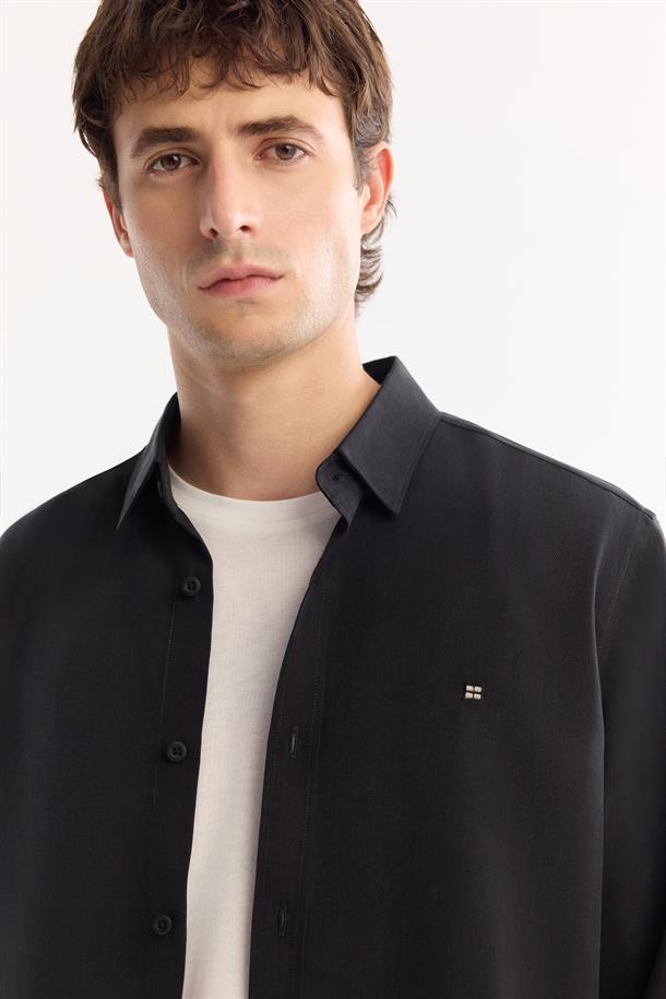Siyah Alttan Britli Yaka Regular Fit Tencel Karışımlı Uzun Kollu Gömlek