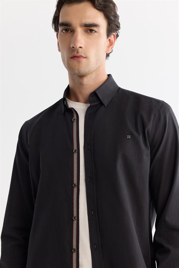 Siyah Alttan Britli Yaka Mini Kazayağı Desenli Şerit Detaylı Slim Fit Uzun Kol Gömlek