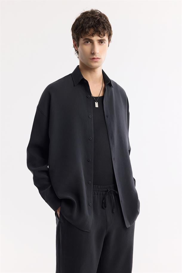Siyah Alttan Britli Yaka Modal Karışımlı Rahat Kesim Oversize Fit Gömlek