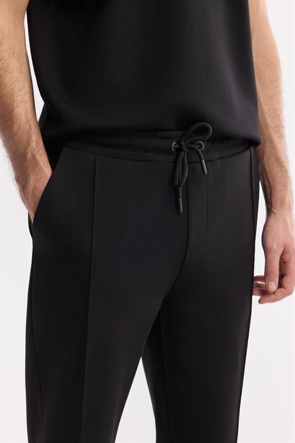 Siyah Beli Lastikli Bağcıklı Yandan Cepli Nervürlü İnterlok Jogger