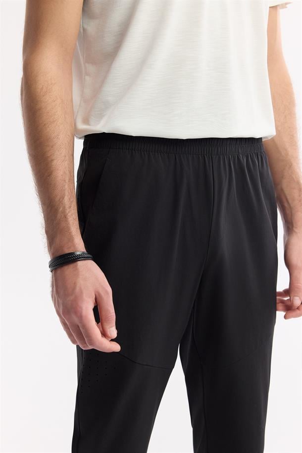 Siyah Beli Lastikli Yandan Cepli Parçalı Teknik Kumaş Jogger