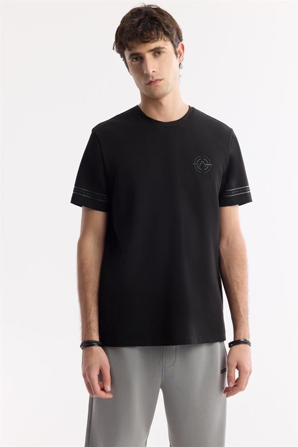 Siyah Bisiklet Yaka Enjeksiyon Baskılı 2'İplik T-Shirt