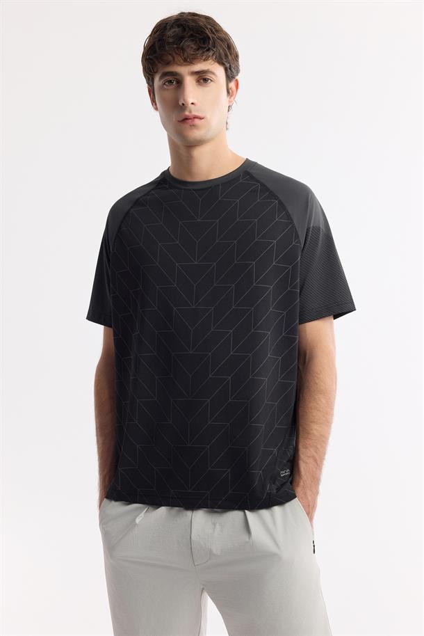 Siyah Bisiklet Yaka Geometrik Desenli Bloklu Teknik Kumaş Detaylı T-shirt