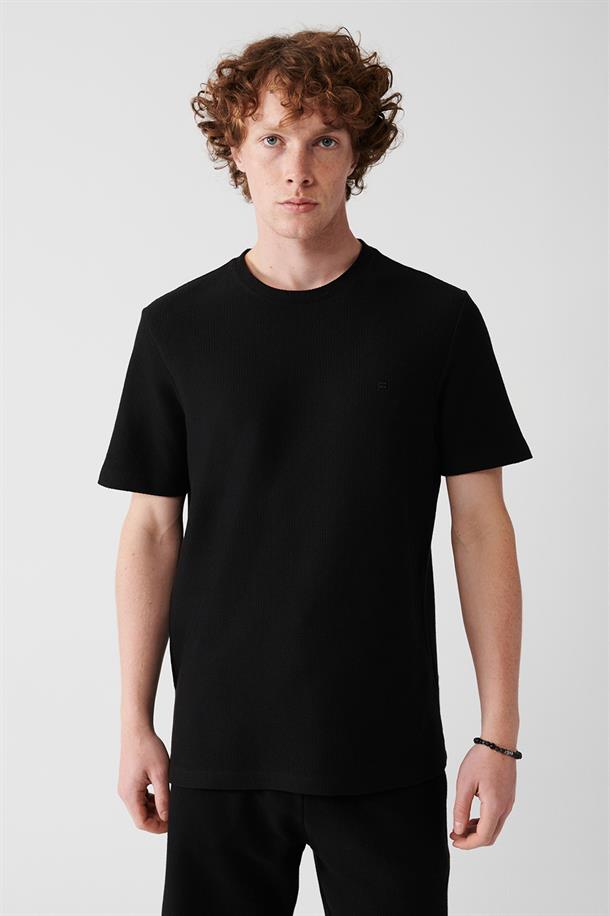 Siyah Bisiklet Yaka Jakarlı Örme T-Shirt