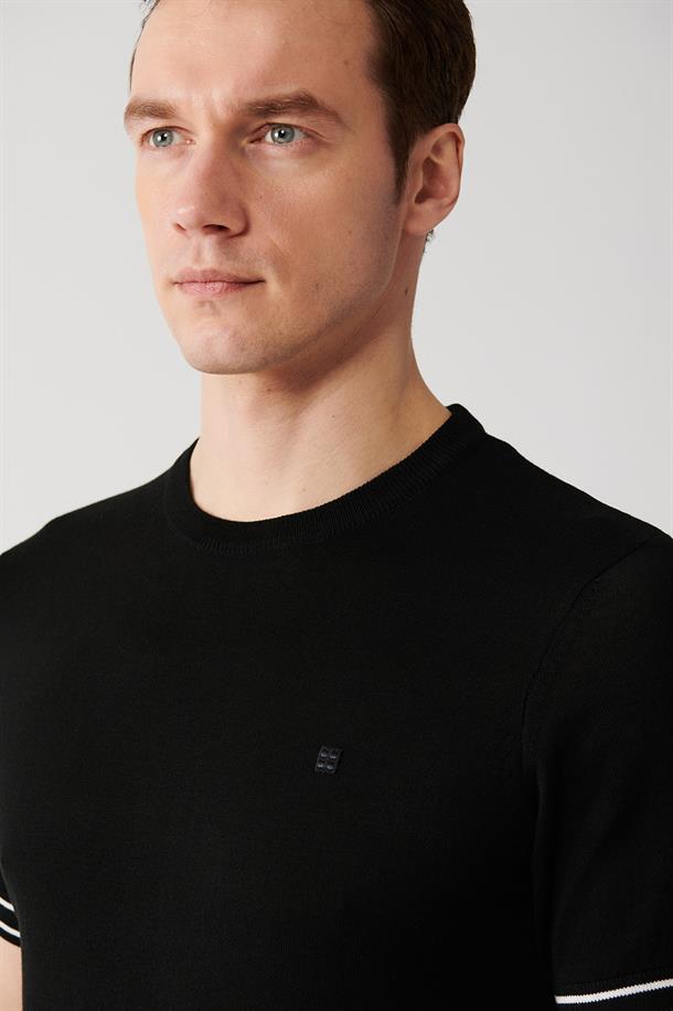 Siyah Bisiklet Yaka Kol ve Etek Ucu Çizgi Detaylı Triko T-shirt