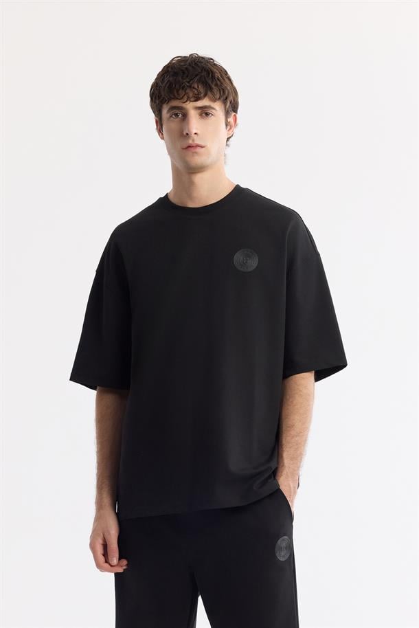 Siyah Bisiklet Yaka Oversize Aplike Baskı Detaylı 2'İplik T-Shirt