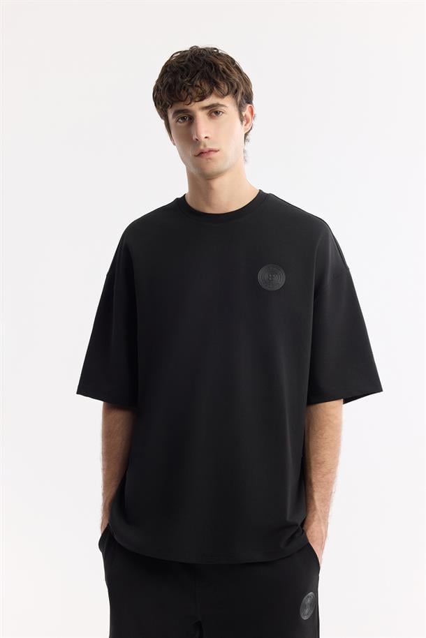 Siyah Bisiklet Yaka Oversize Aplike Baskı Detaylı 2'İplik T-Shirt