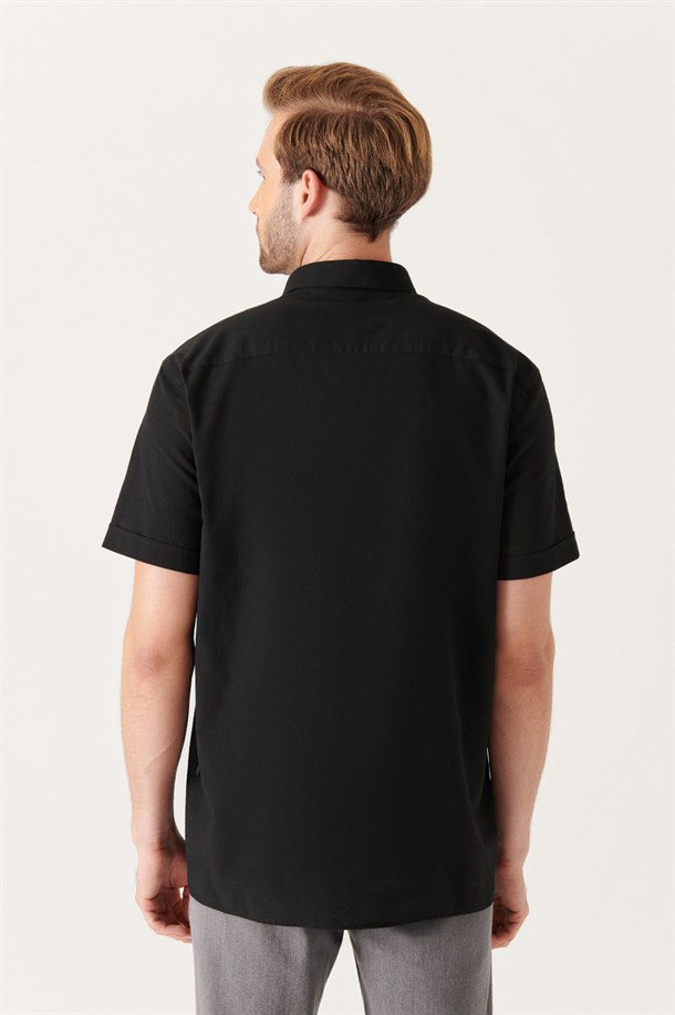 Siyah Düz Alttan Britli Yaka Regular Fit Kısa Kol Vual Gömlek