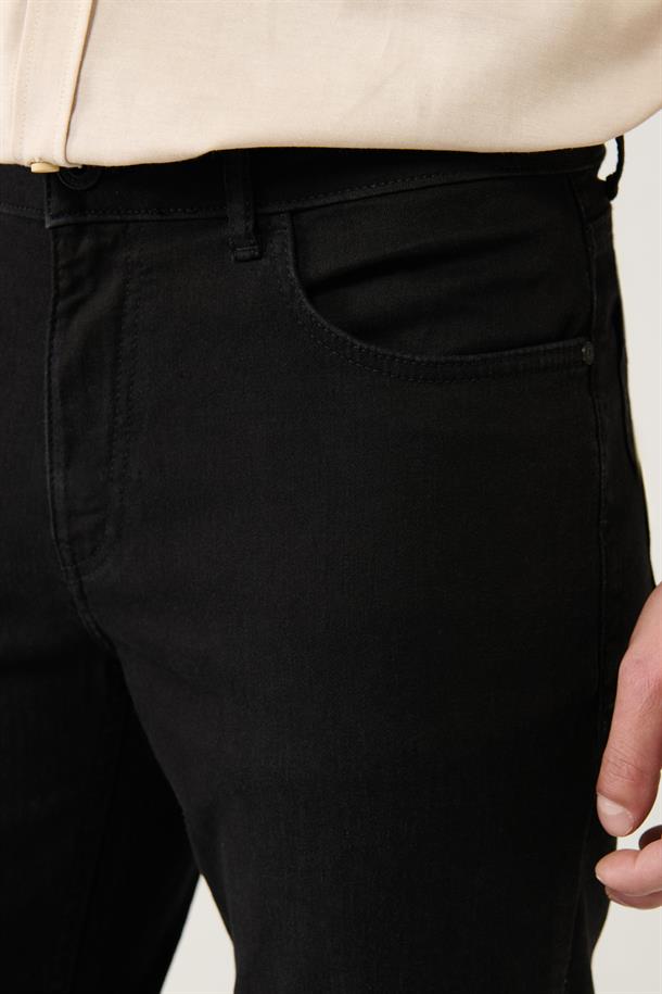Siyah Eskitme Yıkamalı Esnek Regular Fit Standart Kesim Jean Pantolon