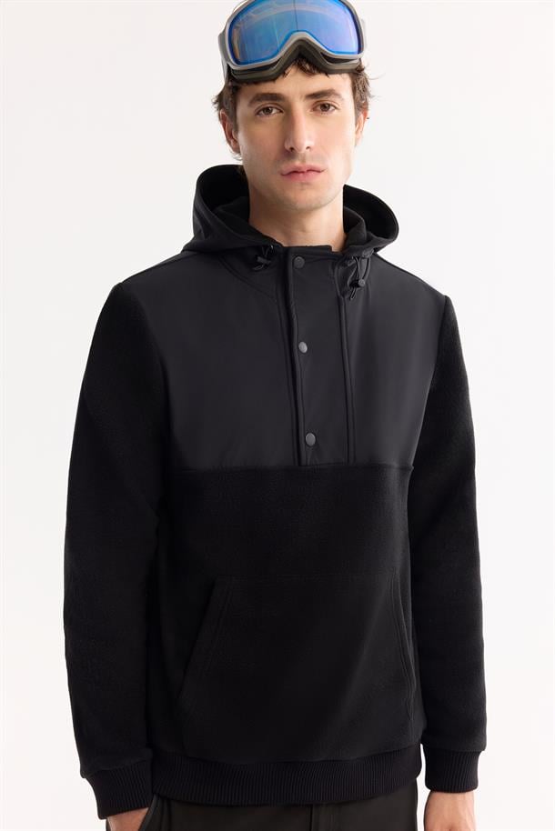 Siyah Kapüşonlu Yaka Çıtçıt Kapama Paraşüt Kumaş Kolda Logo ve Kanguru Cep Polar Sweatshirt
