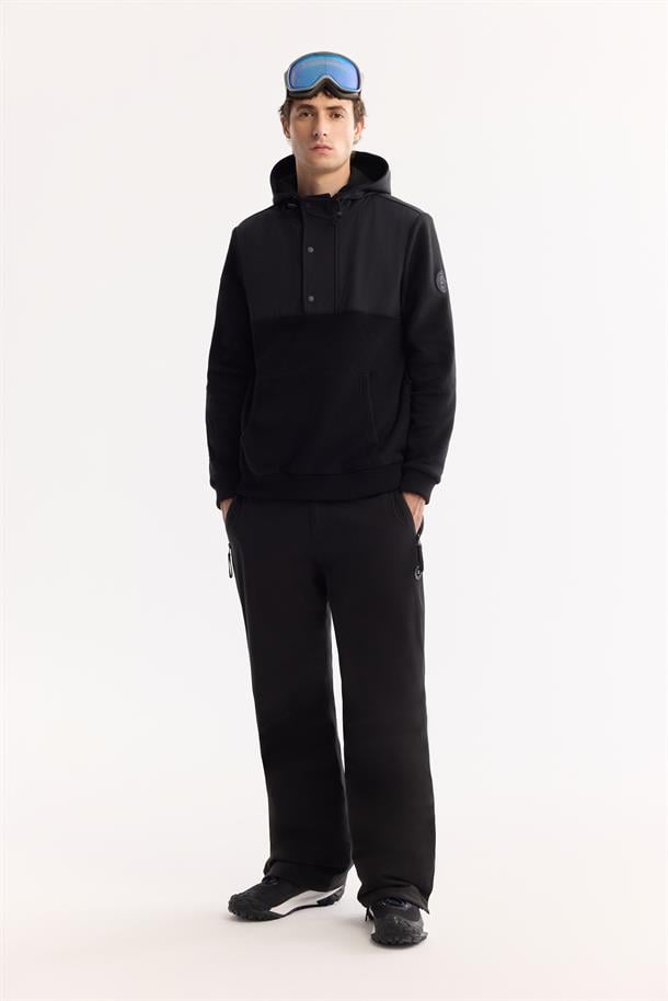 Siyah Kapüşonlu Yaka Çıtçıt Kapama Paraşüt Kumaş Kolda Logo ve Kanguru Cep Polar Sweatshirt