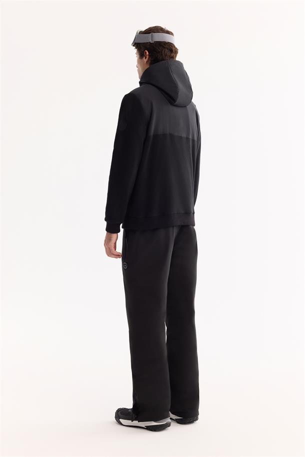 Siyah Kapüşonlu Yaka Çıtçıt Kapama Paraşüt Kumaş Kolda Logo ve Kanguru Cep Polar Sweatshirt