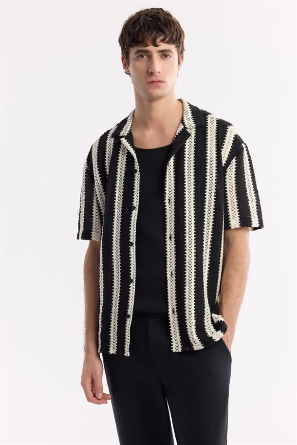 Siyah Küba Yaka Desenli Ajurlu Örme Comfort Fit Kısa Kol Gömlek