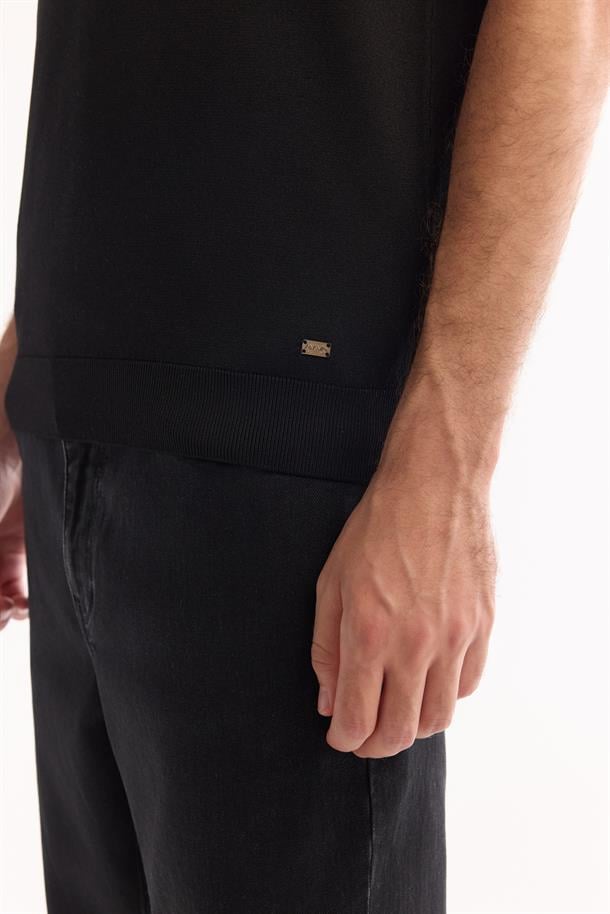 Siyah Polo Yaka Fermuarlı Jakar Detaylı Rayon Triko T-shirt