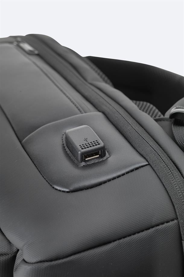 Siyah Usb Kablo Giriş Ve Kilit Sistemli Sırt Çantası