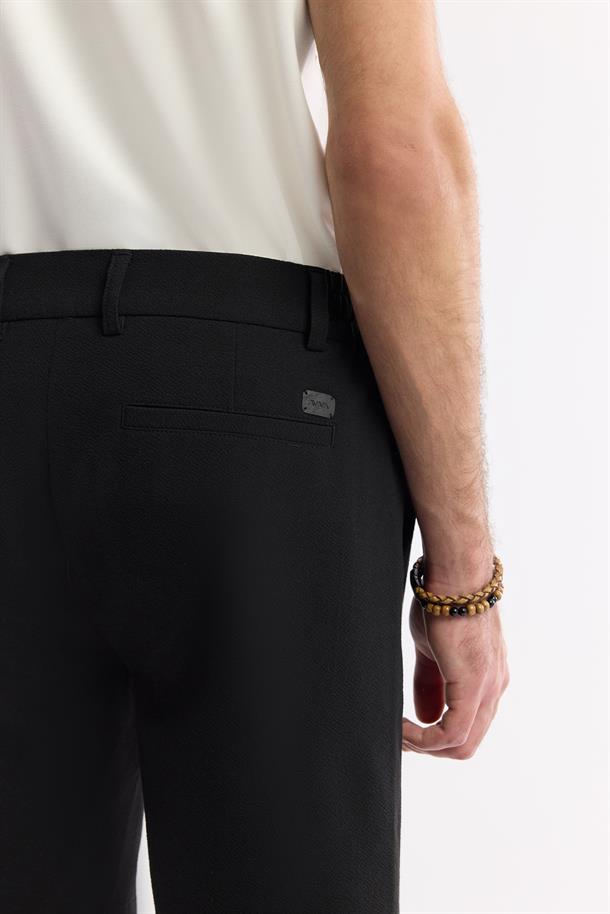 Siyah Yanı Lastikli Gofreli Olympos Relaxed Fit Chino Şort