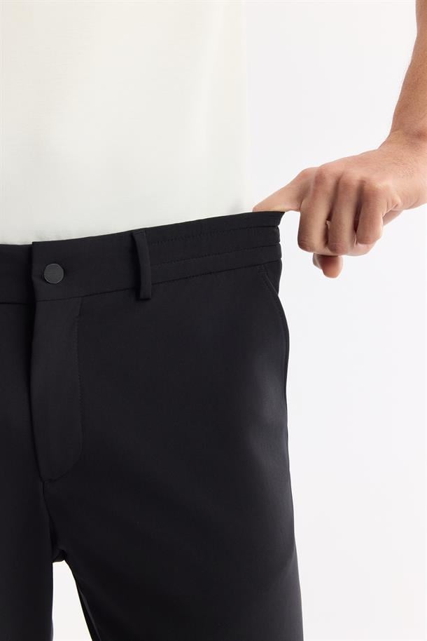 Siyah Yanı Lastikli Teknik Kumaş Nora Slim Fit Pantolon