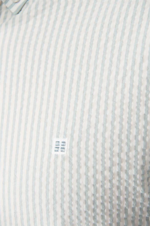 Açık Mavi Düğmeli Yaka Poliamid Karışımlı Gofreli Cepli Slim Fit Gömlek