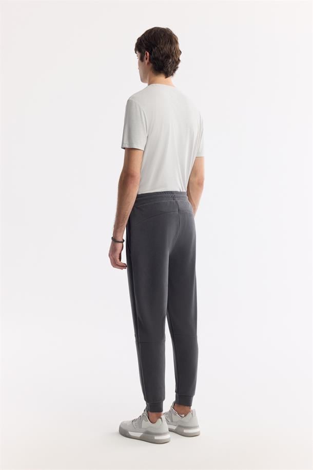 Antrasit Beli Lastikli Bağcıklı Yandan Cepli Flexi Baskı Detaylı Parçalı Soft Touch Jogger