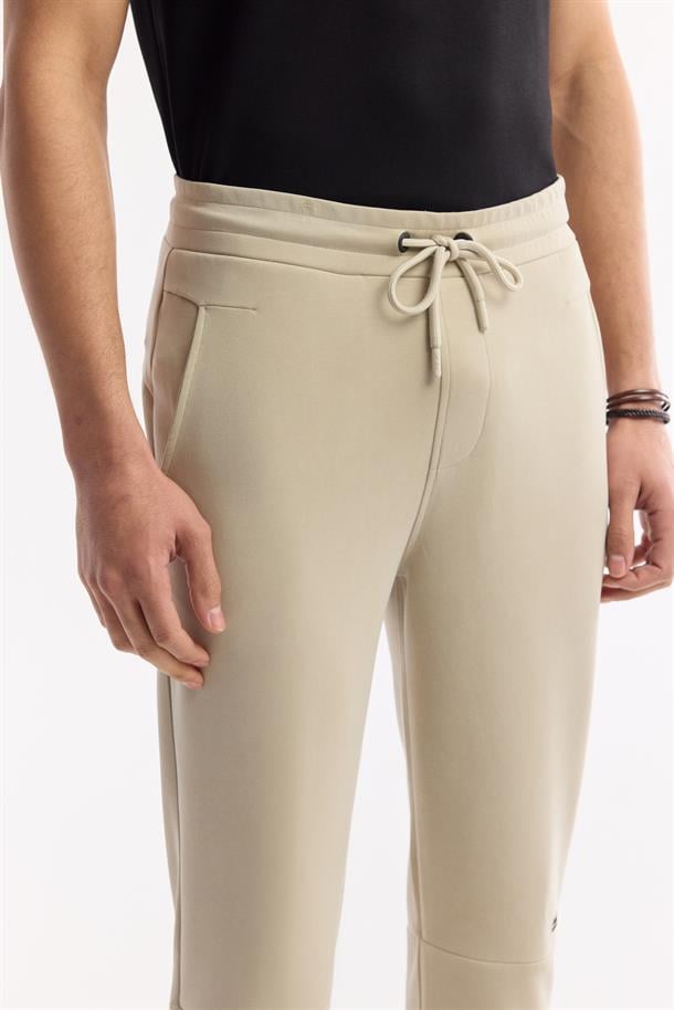 Bej Beli Lastikli Bağcıklı Yandan Cepli Flexi Baskı Detaylı Parçalı Soft Touch Jogger
