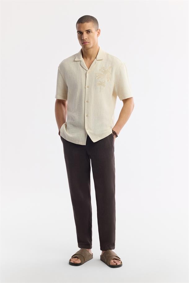 Bej Küba Yaka Keten Karışımlı Etamin Dokulu Comfort Fit Kısa Kol Gömlek