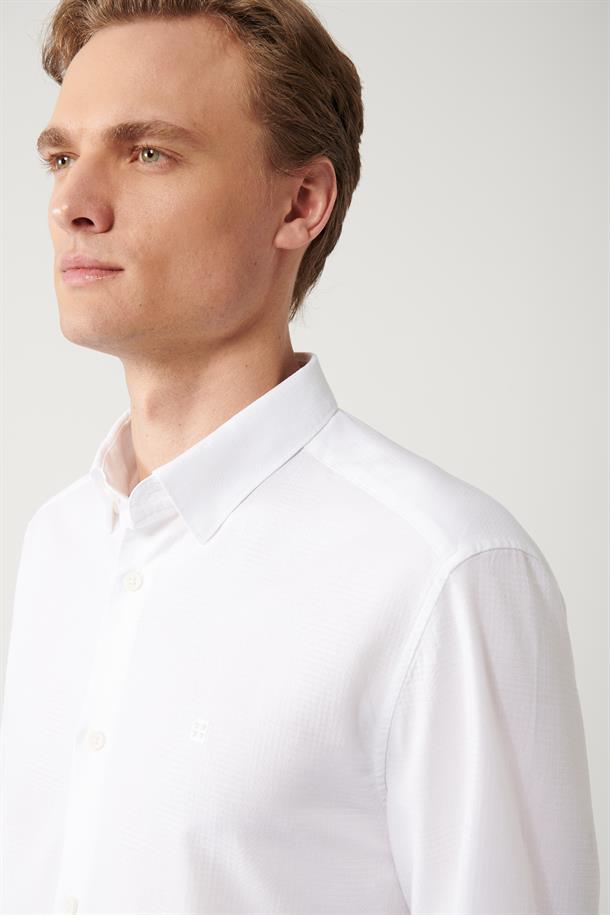 Beyaz Alttan Britli Yaka Jakar Desenli Pamuklu Slim Fit Gömlek