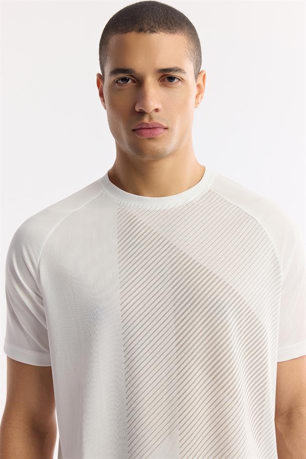 Beyaz Bisiklet Yaka Geometrik Desenli Teknik Kumaş Detaylı T-Shirt