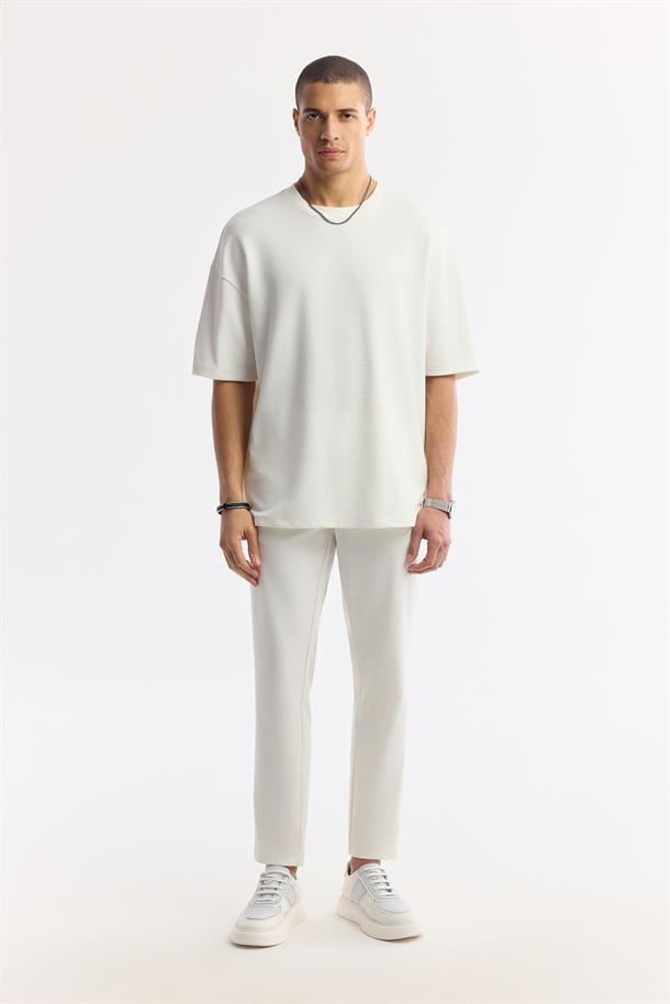 Beyaz Bisiklet Yaka Oversize Jakarlı T-Shirt