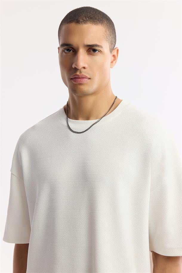 Beyaz Bisiklet Yaka Oversize Jakarlı T-Shirt