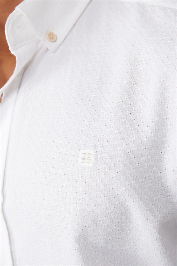 Beyaz Düğmeli Yaka Armürlü Regular Fit Gömlek