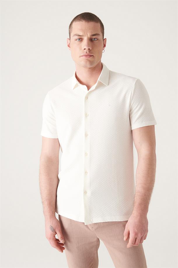 Beyaz Jakarlı Klasik Yaka Regular Fit Örme Kısa Kol Gömlek