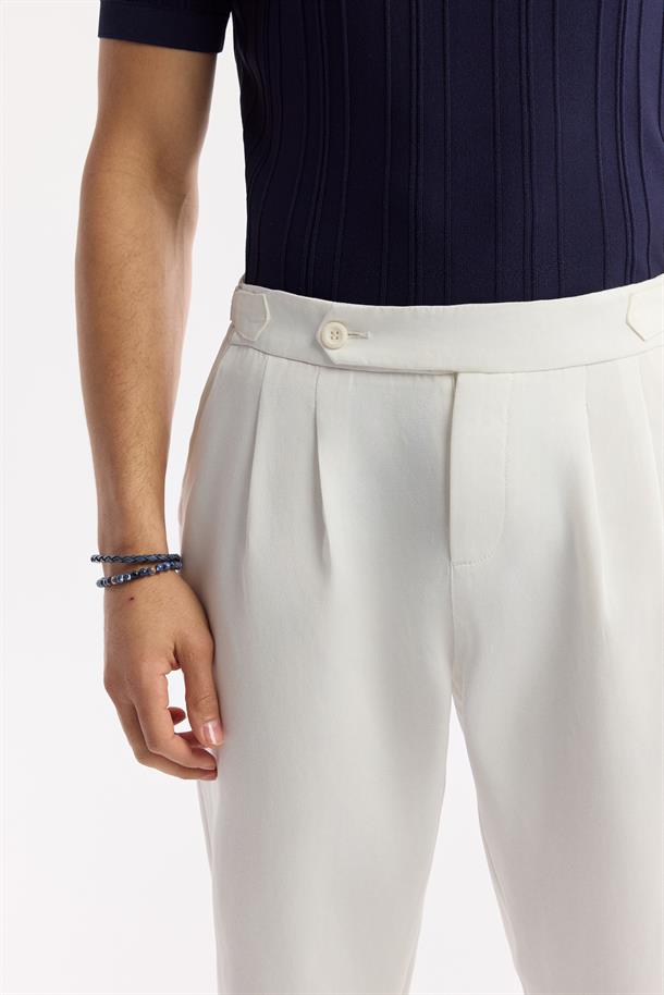 Beyaz Klasik Bel Apolet Detaylı Gordion Carrot Fit Pantolon