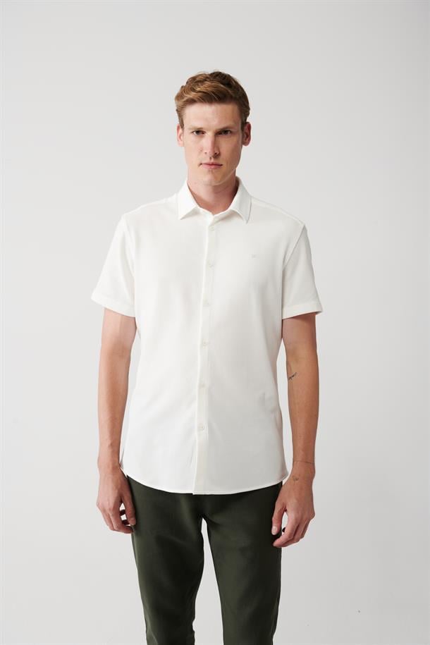 Beyaz Kolay Ütülenebilir Klasik Yaka Örme Likralı Pamuklu Slim Fit Kısa Kollu Gömlek