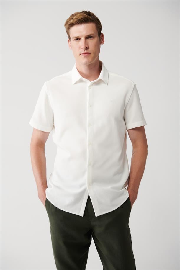 Beyaz Kolay Ütülenebilir Klasik Yaka Örme Likralı Pamuklu Slim Fit Kısa Kollu Gömlek