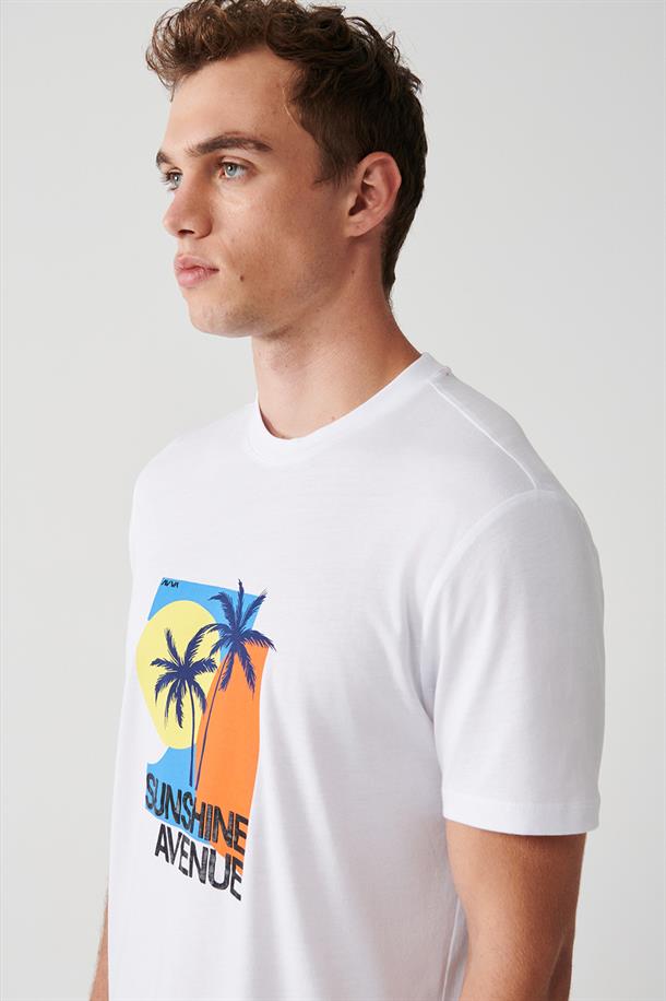 Beyaz Tropikal Baskılı T-Shirt