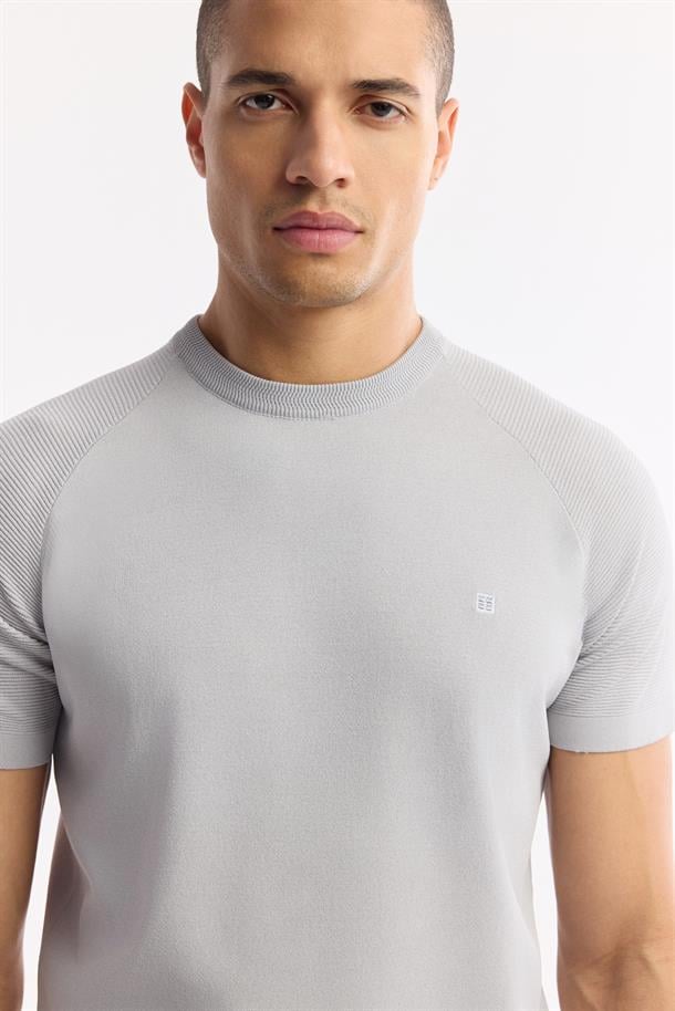 Gri Bisiklet Yaka Kolları Jakar Detaylı Rayon Triko T-shirt