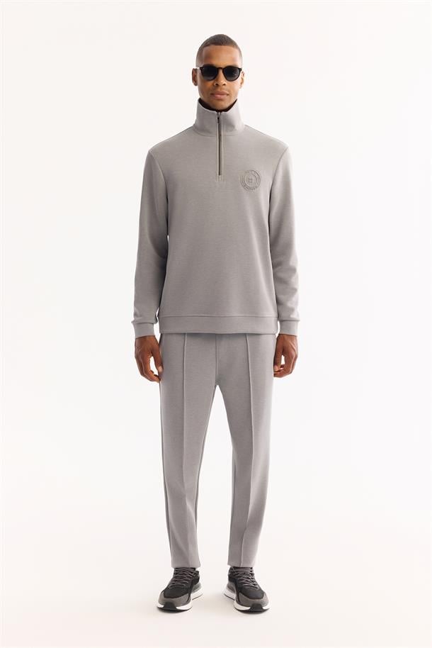 Gri Dik Yaka Fermuarlı Göğüs Gofre Baskı Logo Soft Touch Sweatshirt