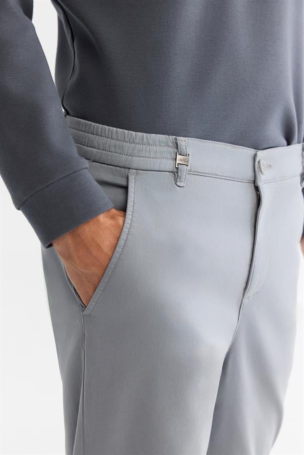 Gri Yanı Lastikli Yumuşak Tuşeli Duble Paça Pantolon