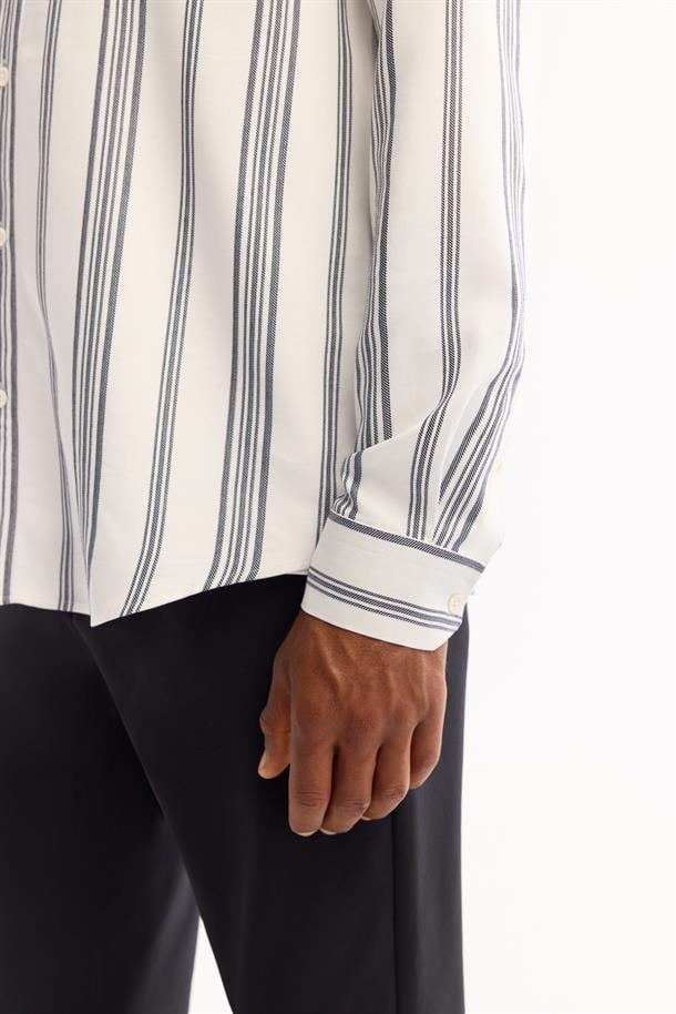 Lacivert Alttan Biritli Yaka Çizgili Comfort Fit Uzun Kollu Gömlek
