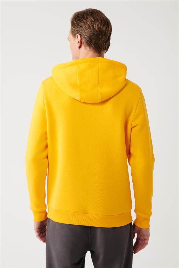 Sarı Kapüşonlu Yaka Süzene Nakışlı Şardonlu 3 İplik Kanguru Cepli Regular Fit Standart Kesim Sweatshirt