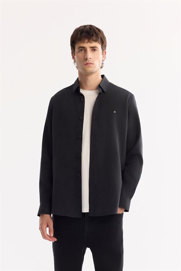 Siyah Alttan Britli Yaka Regular Fit Tencel Karışımlı Uzun Kollu Gömlek